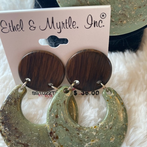 Ethel & Myrtle Chunky necklace and earrings - Picture 5 of 11